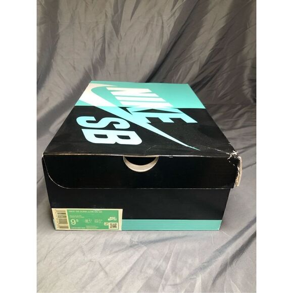 Nike SB Dunk Low  Metallic Silver and Black Men’s Size 9.5 - Picture 8 of 8